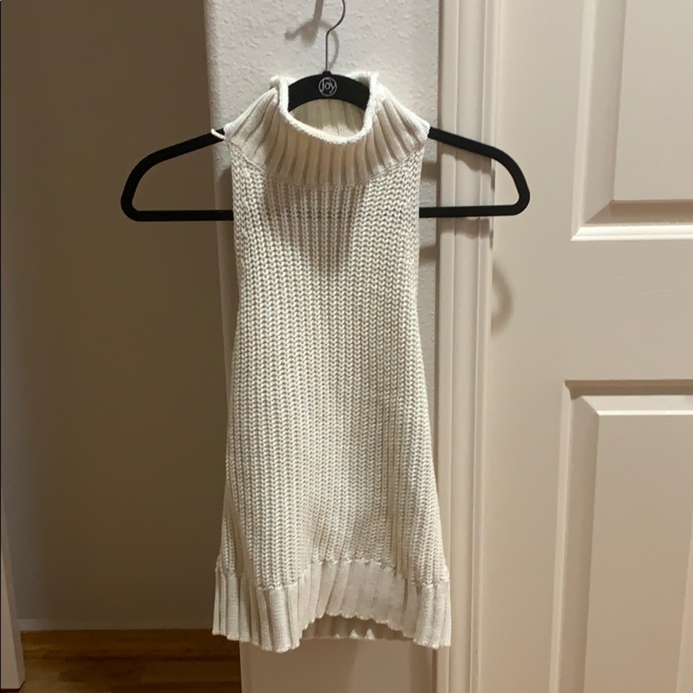 Turtle neck backless sweater